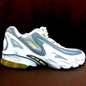 NWOT AVIA SZ 6 woman's athletic shoes